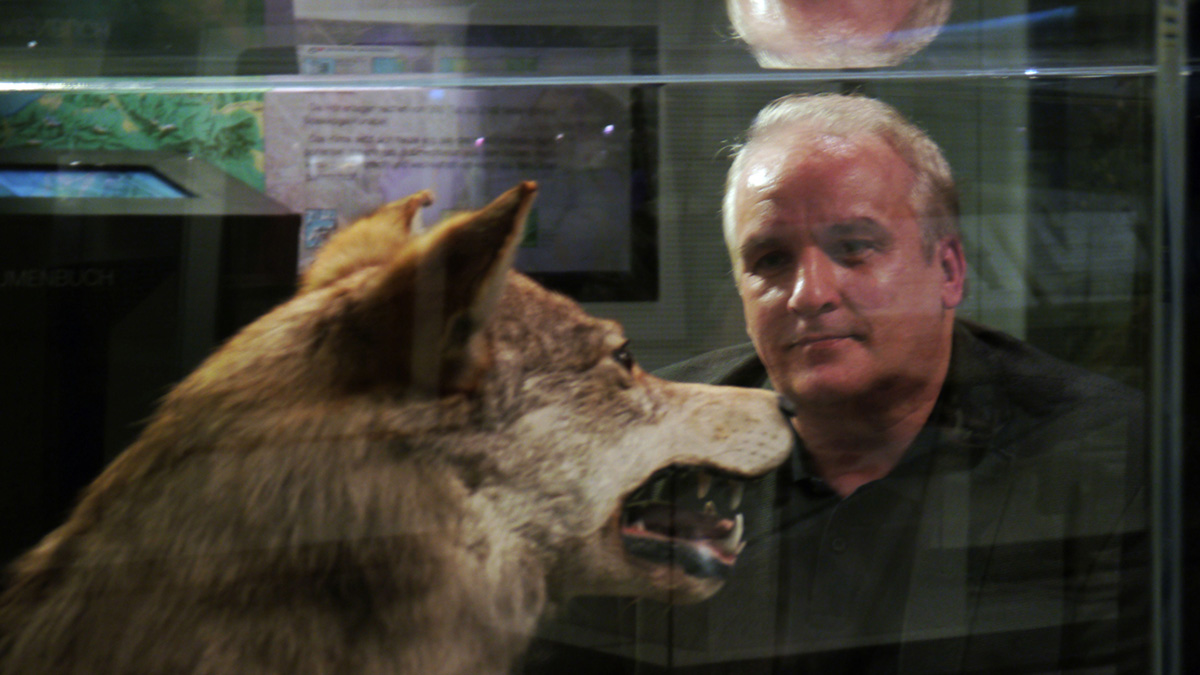 Der Autor mit dem Wolf im Museum im Lavanthaus.