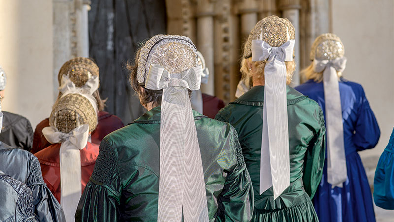brt_buch_wolfsberg_800x450_03 Bürgerfrauen in Wolfsberg mit Goldhauben.